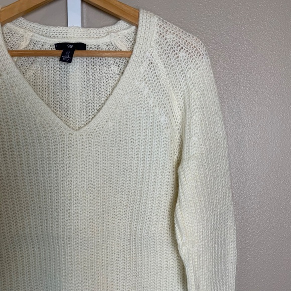 GAP Textured Stitch V-neck Sweater - Picture 5 of 16